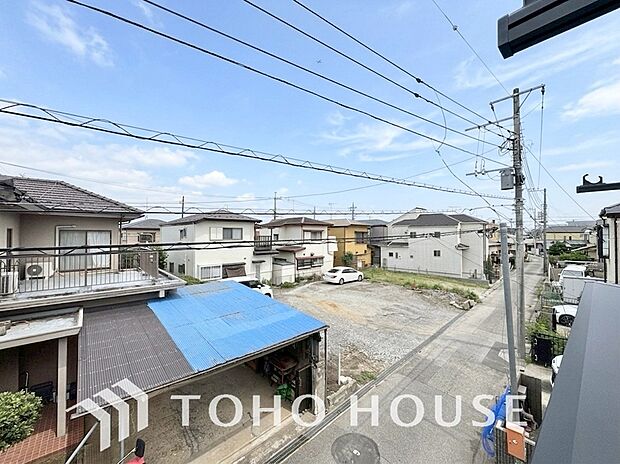 豊かな陽光に照らしだされる素敵な空間。季節を問わずに華やいだ素敵な風景をお楽しみいただけます。大きな窓から差し込む光が室内を明るく満たし、日々の暮らしに、四季の彩りと上のラックスタイムをお届けます。