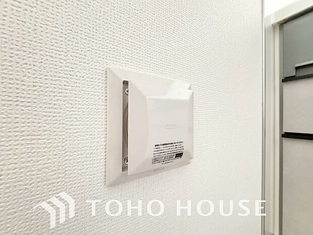 24時間換気システムを導入。窓を閉め切ったままでもお家全体の空気を計画的に循環させ、常に新鮮な空気環境をキープします。結露やカビの発生を抑制し、シックハウス対策にも有効な家族の健康を守る設備です。