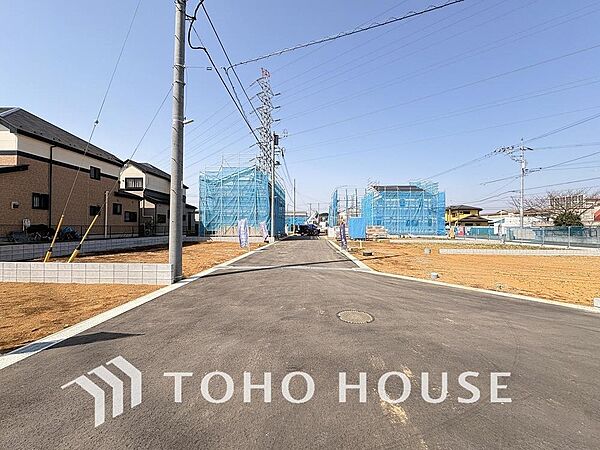 街並みの風景に包み込まれながら、瀟洒な印象も湛えて佇みます。
