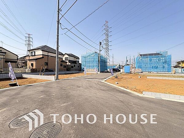 周辺に建ち並ぶ邸宅も、それぞれに個性がありながらも全体的に瀟洒な雰囲気を醸し出している邸宅街の一角。