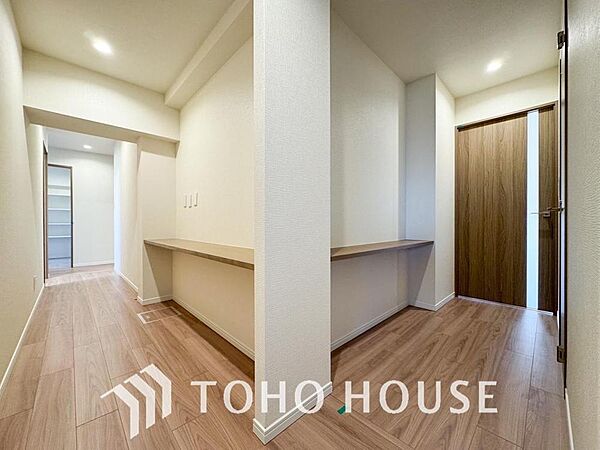 建物内部の収納には拘りました。共有部分に設けた収納。お荷物が多い方にも安心です。