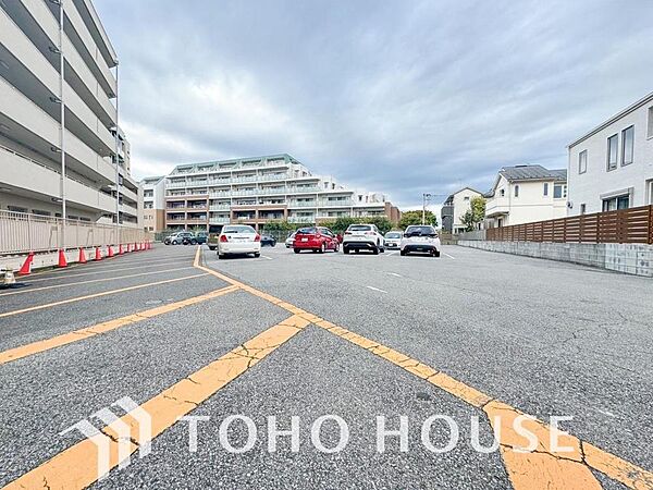 敷地内には駐車場もございます。（空き状況、料金等についてはお気軽にお問い合わせください）