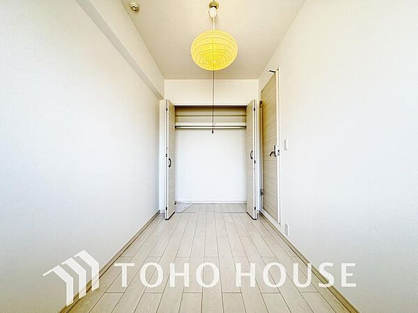 一日の疲れを癒やしてくれる主寝室。時を忘れて過ごす場所として過ごせるお部屋。