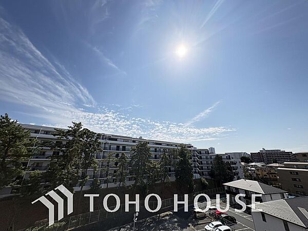 豊かな陽光に照らしだされる素敵な空間。季節を問わず華やいだ素敵な風景をお楽しみいただけます。