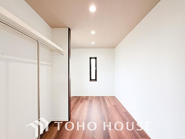 建物内部の収納には拘りました。共有部分に設けた収納。お荷物が多い方にも安心です。