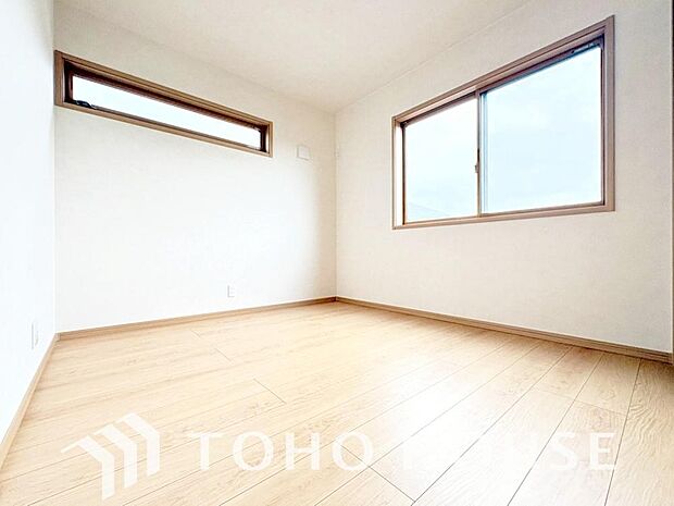 快適な光と心地よい風を取り入れ、心と体をゆったりと安らげる寝室です。広々とした洋室は寝室に最適です。ベッドやデスク、ドレッサーなどを配置しても、ゆとりある空間で、一日の疲れを心地よく癒やしてくれます。