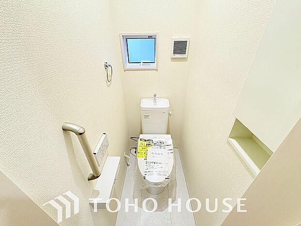 白で統一された清潔感あふれるトイレ。快適な温水洗浄機能付きで、毎日を心地よく過ごせます。お手入れの手軽さと明るく爽やかな空間設計が魅力のプライベート空間です。細部までこだわった仕様を現地でご覧下さい。