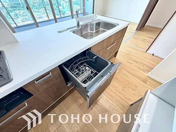 家事の時間を大幅に短縮できる便利な食器洗い乾燥機を完備。ビルトインタイプのため、キッチン周りをすっきりと美しく見せてくれます。手荒れを防ぎ、ゆとりの時間を生み出す先進設備を、ぜひ現地でお確かめ下さい。