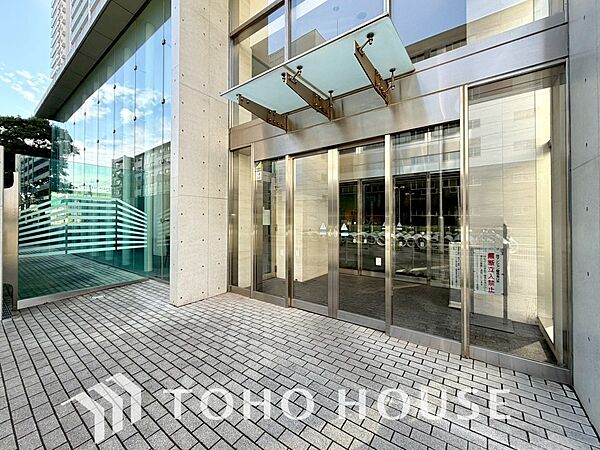 家族をあたたかく迎え入れてくれるエントランス。ここに住まう人の品格を映し出し毎日の帰宅時にホッとする安心感を与えてくれます。邸宅の顔にふさわしい洗練された美しい佇まいを、ぜひ現地で直接ご体感ください。
