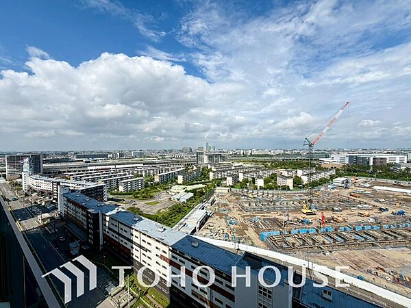 豊かな眺望にふさわしい空間には、優れた通風と採光により、心地よい光と風があふれています。圧倒的な開放感と、四季の移ろいを肌で感じる贅沢な住み心地。この地ならではの特別な情景を、ぜひ現地でご体感下さい。