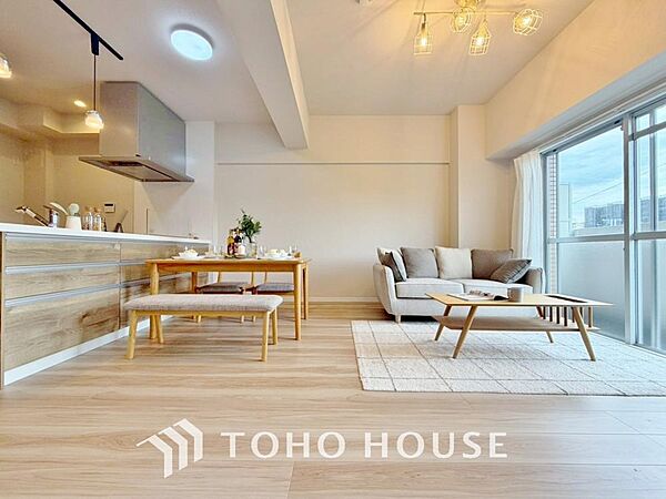 光が注がれる青い空から鮮やかに赤色にゆっくりと染まる。そんな優しい時間がここでは流れてゆく。
