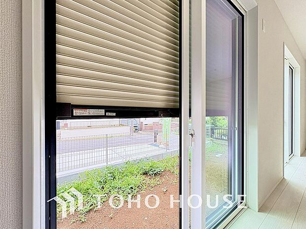 女性でもらくらく開閉できるシャッターを完備。防犯面をはじめ、災害時や台風の際にも物が飛んできたりガラスが割れるのを防ぐことができます。日常も、非常時も安心できる設備が備わりました。