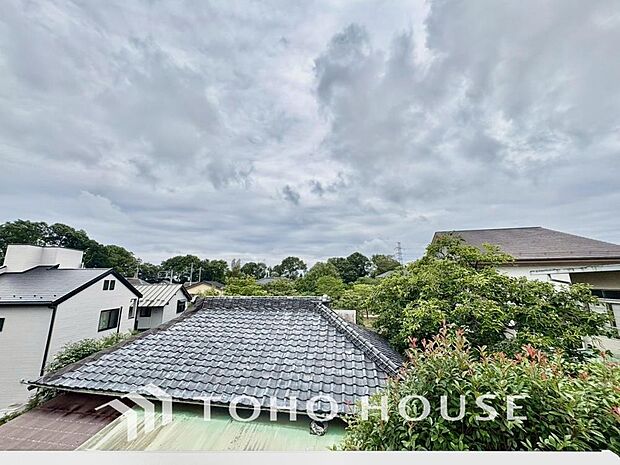 豊かな眺望にふさわしい空間には、優れた通風と採光により、心地よい光と風があふれています。圧倒的な開放感と、四季の移ろいを肌で感じる贅沢な住み心地。この地ならではの特別な情景を、ぜひ現地でご体感下さい。