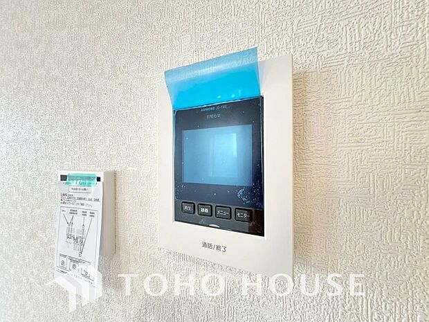 「見える安心」を実現するTVモニター付きインターホンを設置。来訪者の顔を室内から一目で確認できるため、防犯性が高く、お子様の留守番時も安心です。家族の安全を守る確かな配慮を、ぜひ現地でお確かめ下さい。