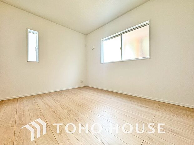 お子様の心と身体を見守る子供部屋。小さな自立心を育む工夫が施された空間設計です。将来の部屋割りや成長に伴う模様替えなども見据え、ご家族の明るい未来をイメージしながら魅力あふれる現地をぜひご覧ください。