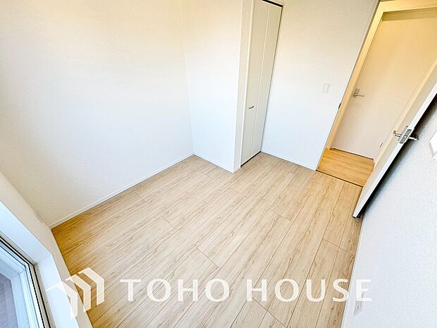 全居室にクローゼットを完備。収納家具を最小限に抑えられるため、自由度の高い家具配置が叶うシンプルな空間です。お子様の成長やライフスタイルの変化に合わせて、お好みのレイアウトや変化を、末長く愉しめます。