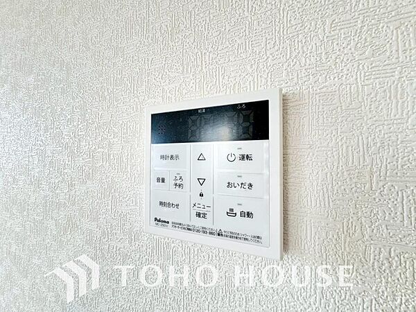 スイッチ一つでお湯張りから保温、追い焚きまで自動で行う高機能システムバス。家事の手間を減らし、家族全員がいつでも温かいお風呂に入れます。毎日の疲れを癒やす、快適な充実設備を、ぜひ現地でお確かめ下さい。