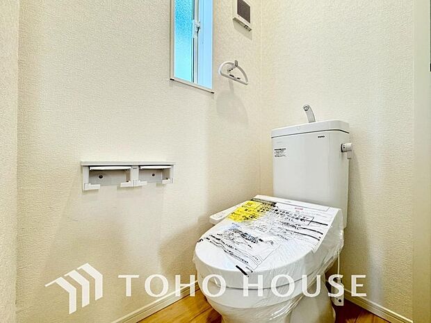 白で統一された清潔感あふれるトイレ。快適な温水洗浄機能付きで、毎日を心地よく過ごせます。お手入れの手軽さと明るく爽やかな空間設計が魅力のプライベート空間です。細部までこだわった仕様を現地でご覧下さい。