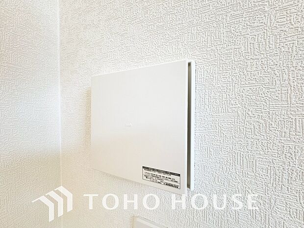 常に綺麗な空気を循環させ、新鮮な環境を保つ24時間換気システム。シックハウスや結露を抑え、ご家族の健康と建物の美しさを守ります。一年中、クリーンで健やかな暮らしを叶える住まいを、ぜひ現地でご覧下さい。