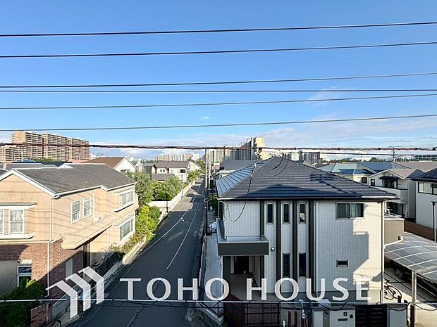 豊かな眺望にふさわしい空間には、優れた通風と採光により、心地よい光と風があふれています。圧倒的な開放感と、四季の移ろいを肌で感じる贅沢な住み心地。この地ならではの特別な情景を、ぜひ現地でご体感下さい。