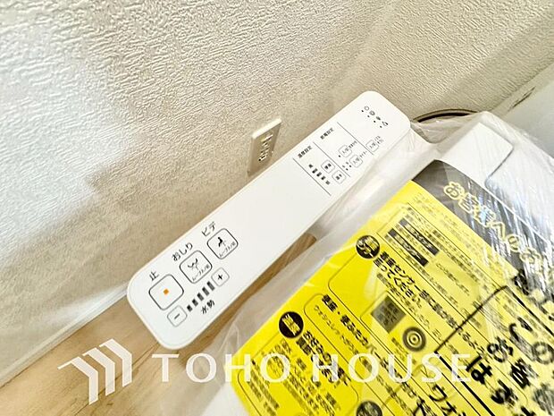 快適な温水洗浄便座(ウォシュレット)を完備。毎日使う場所だからこそ清潔でお手入れがしやすい衛生的な機能にこだわりました。冬場でも便座が温かく、季節を問わず誰もが心地よく使える嬉しい標準設備となります。