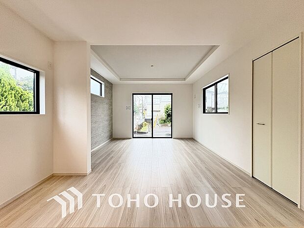 光が注がれる青い空から鮮やかに赤色にゆっくりと染まる。そんな優しい時間がここでは流れてゆく。
