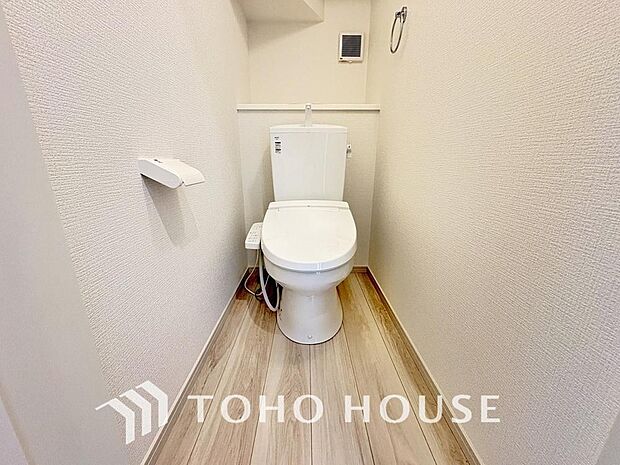 十分な広さと清潔感のあるカラーで纏まったおトイレ。時間に余裕とゆとりを持たせます。
