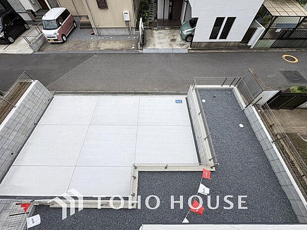 ゆったりとした駐車スペースを確保いたしましたので、大きめのお車でも駐車可能です。
