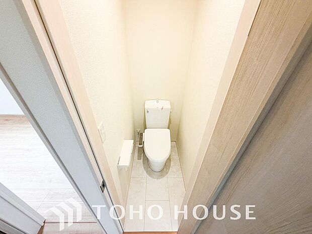 十分な広さと清潔感のあるカラーで纏まったおトイレ。時間に余裕とゆとりを持たせます。