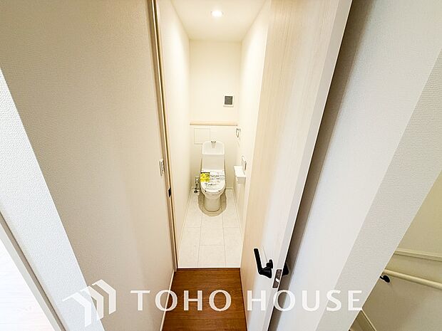 清潔な空間であって頂けますように、目に留まるだけではなく、汚れをふき取り易いフロアと壁紙をチョイス。