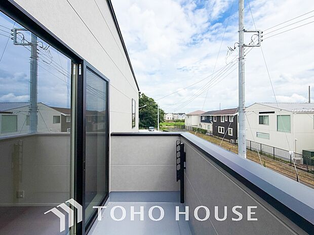 頬をなでる優しい風を感じることが出来るバルコニー。つい深呼吸をしたくなる気持ちの良い眺望です。