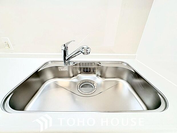 浄水と原水をボタン一つで切り替えられる浄水器一体型水栓。近年主流になりつつある人気の設備です。料理には美味しい浄水を、日常の洗い物には原水をワンプッシュで使い分け。シンク周りもすっきり美しく保てます。