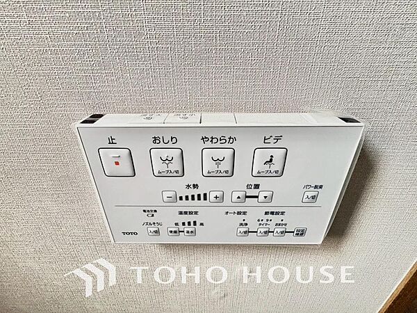 快適な温水洗浄便座（ウォシュレット）を完備。毎日使う場所だからこそ清潔でお手入れがしやすい衛生的な機能にこだわりました。冬場でも便座が温かく、季節を問わず誰もが心地よく使える嬉しい標準設備となります。