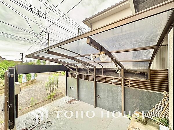 敷地内に駐車場を完備しており、雨の日のお買い物や、お子様との外出もスムーズです。お車を身近に停められる安心感が、日々のフットワークを軽くします。最新の空き状況や月額料金は、お気軽にお問い合わせ下さい。