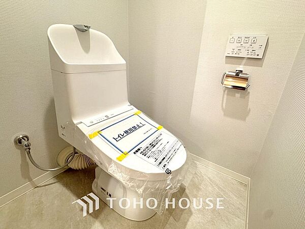清潔な空間であって頂けますように、目に留まるだけではなく、汚れをふき取り易いフロアと壁紙をチョイス。快適な温水洗浄便座付。手洗い一体型のトイレはスペースの節約ができ、ゆったりとした空間が確保できます。