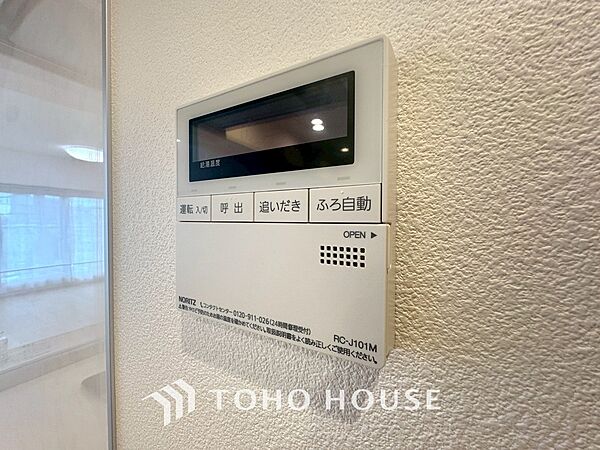 スイッチひとつで、自動のお湯張りから保温、追い焚きまでこなす便利なオートバス機能。忙しい毎日でも、ボタンを押すだけでいつでも適温の湯船に浸かることができ、一日の疲れを癒やす快適なバスタイムを叶えます。