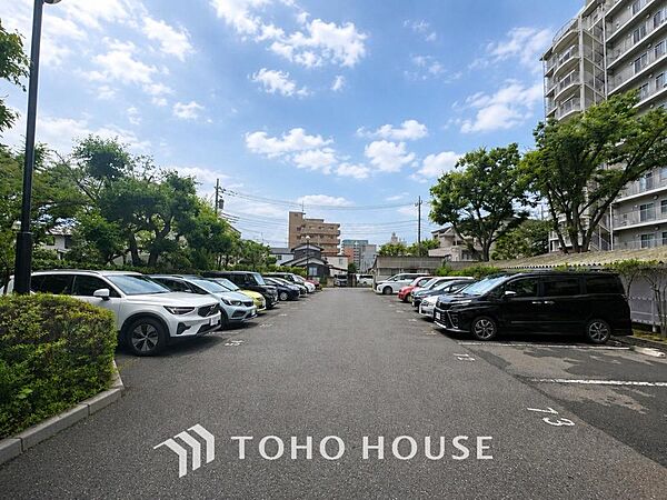 敷地内駐車場（空き状況、料金等についてはお気軽にお問合せください。）