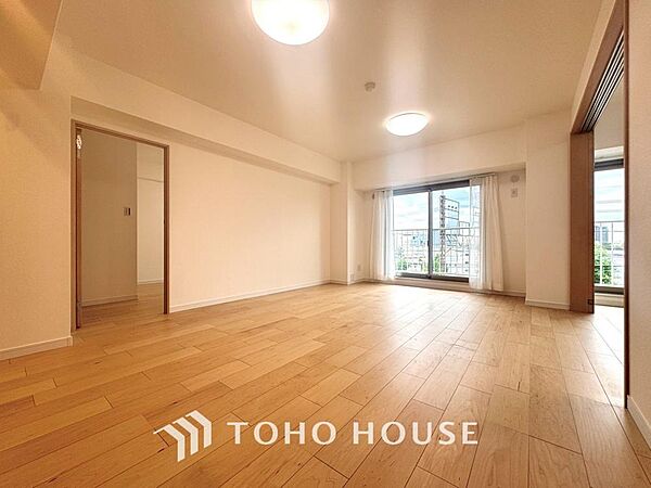 建物の居住性にこだわった邸宅は、「落ち着き」と「安らぎ」と「快適」を実現してくれます。「ホワイトナチュラルのテイスト」が、自然体で過ごせる心地良さを生み出し、家族の優しい時間がここでは流れてゆきます。