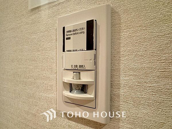 人が通ると電気がつきます。スイッチを探す手間がありません。これが人感センサーライトの大きな特徴です。人の動きを感知して自動で点灯・消灯するため、夜間の安全対策や電気代の節約にも貢献し、非常に便利です。