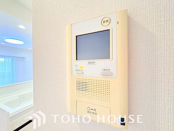 「見える安心」を実現するＴＶモニター付きインターホンを設置。来訪者の顔を室内から一目で確認できるため、防犯性が高く、お子様の留守番時も安心です。家族の安全を守る確かな配慮を、ぜひ現地でお確かめ下さい。