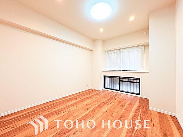 夫婦のプライベート空間として最適な広々とした主寝室。大型ベッドやドレッサーも余裕で配置できます。大型クローゼット完備で収納力も。一日の疲れを癒やし、心地よい眠りを叶える上質なプライベート空間です。
