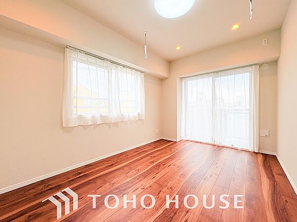 お子様の心と身体を見守る子供部屋。小さな自立心を育む工夫が施された空間設計です。将来の部屋割りや成長に伴う模様替えなども見据え、ご家族の明るい未来をイメージしながら魅力あふれる現地をぜひご覧ください。