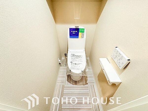 白で統一された清潔感あふれるトイレ。快適な温水洗浄機能付きで、毎日を心地よく過ごせます。お手入れの手軽さと明るく爽やかな空間設計が魅力のプライベート空間です。細部までこだわった仕様を現地でご覧下さい。