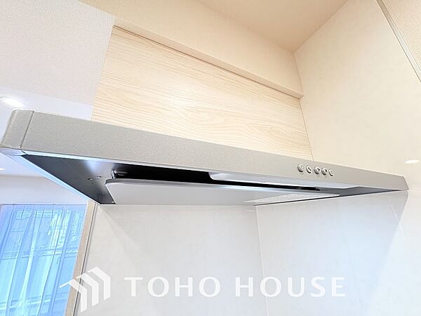 静音性や省エネ性に優れ、デザインもスタイリッシュな最新レンジフード。効率的な換気で料理を快適にし、面倒なお手入れの手間も省けます。空間を美しく、引き締める洗練された機能美を、ぜひ現地でお確かめ下さい。