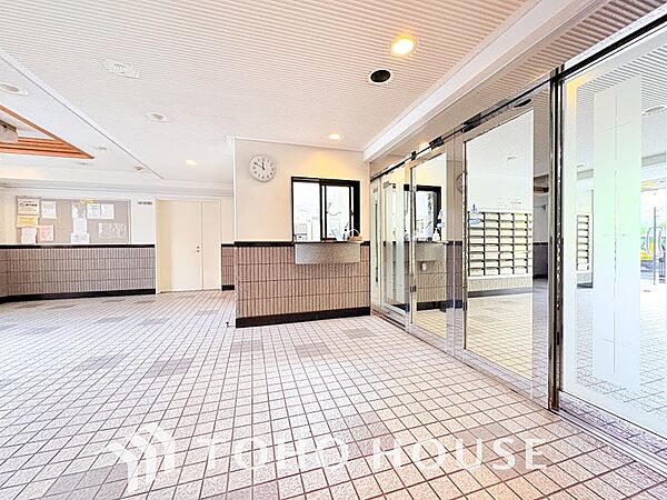 家族をあたたかく迎え入れてくれるエントランス。ここに住まう人の品格を映し出し毎日の帰宅時にホッとする安心感を与えてくれます。邸宅の顔にふさわしい洗練された美しい佇まいを、ぜひ現地で直接ご体感ください。