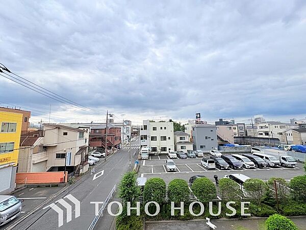 暖かい陽ざしと風がが差し込む2階バルコニーは、晴れた日には洗濯物がカラッと乾きます。毎日の家事を爽快にサポートする、開放感あふれる快適な屋外空間の心地よさを、ぜひ実際の現地でご覧になってみてください。