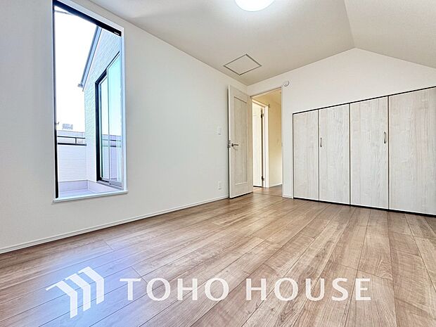 お子さまの心と身体を見守る子供部屋として、小さな自立心を育むお部屋作りを見越してご覧下さい。成長に合わせてレイアウトを変更しやすく、のびのびと過ごせる設計に。将来の夢や個性を豊かに育む安心の空間です。