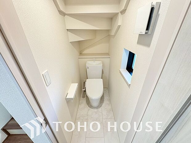 家族が毎日使うプライベートな空間。清潔で使いやすいトイレにすることで、日々の暮らしがより快適になります。最新の機能とお手入れのしやすい設計を施し、いつでも気持ちよく、家族誰もが安心して使える空間です。