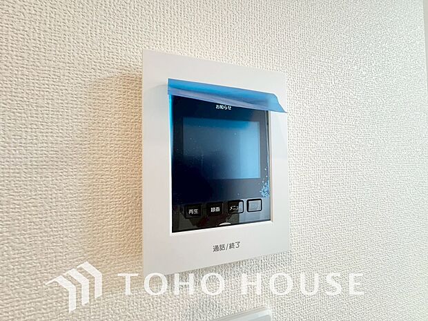 不審者対策や突然の訪問販売への対応に効果を発揮するTVモニター付きインターホン。家事の手を止めることなく、室内の画面越しに用件を確認できるため、日々の余計なストレスを減らし安全な毎日を支えてくれます。