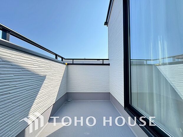 心地よい風が吹き抜けるマンションのバルコニー。毎日の洗濯物やお布団干しにも十分な広さを確保しています。手すり壁が適度なプライバシーを守りつつ、明るい光を室内に届けてくれる、暮らしの憩いのスペースです。